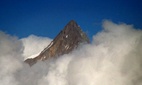 Bergspitze in Wolken