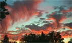 Wolken von denen man meint es regnet, aber es sind nur Schleier nach Sonnenuntergang